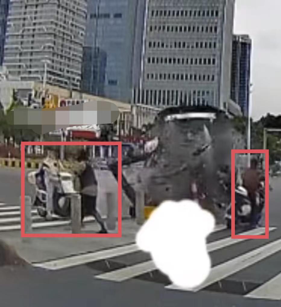 这个车被撞的粉碎的电车司机
现在反倒应该很庆幸！
因为他撞车的时候，竟然
撞到了