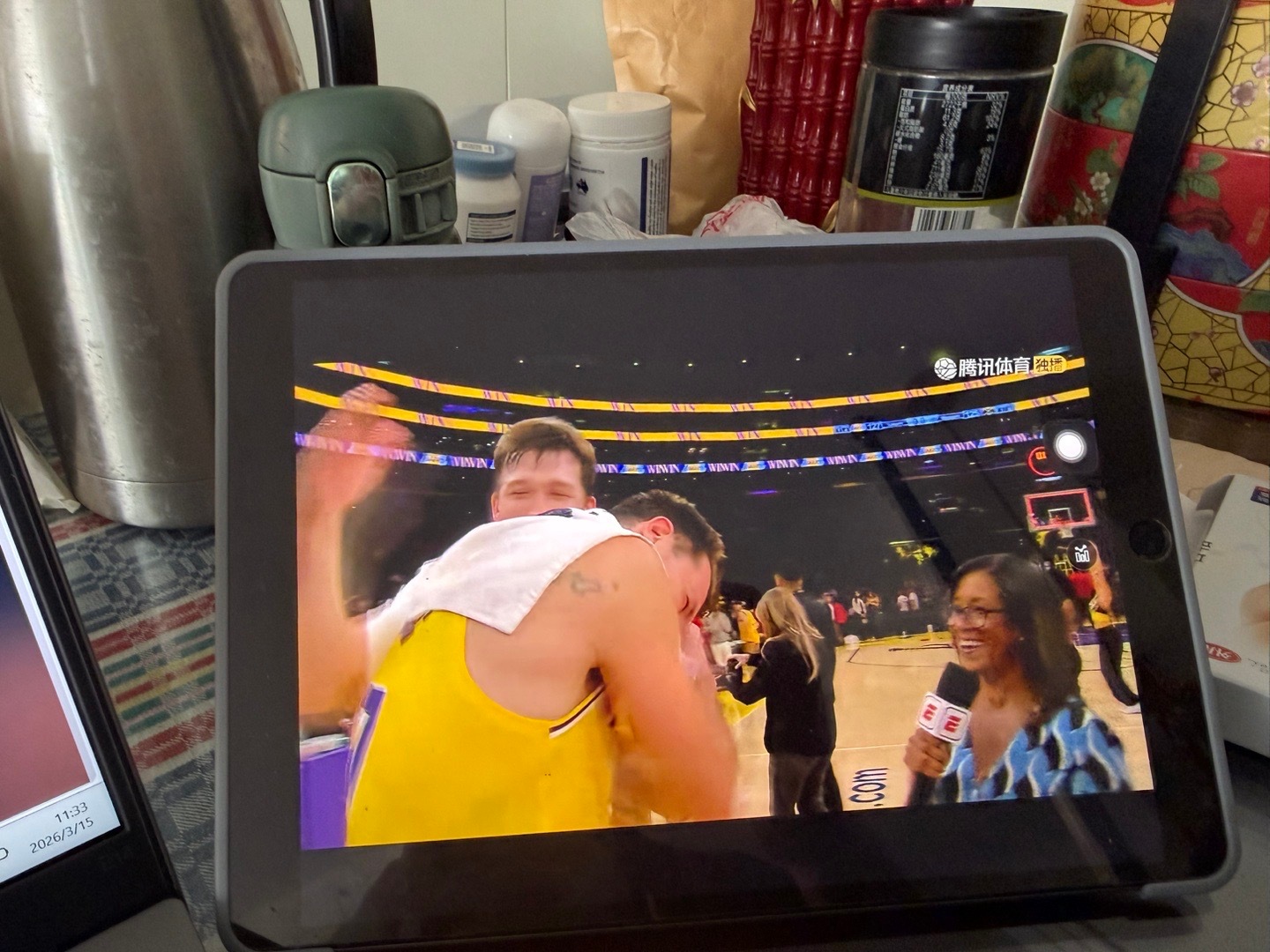 这赛季有没有冠军相先放一边，至少可以肯定，这一对儿很久都不会分开。 