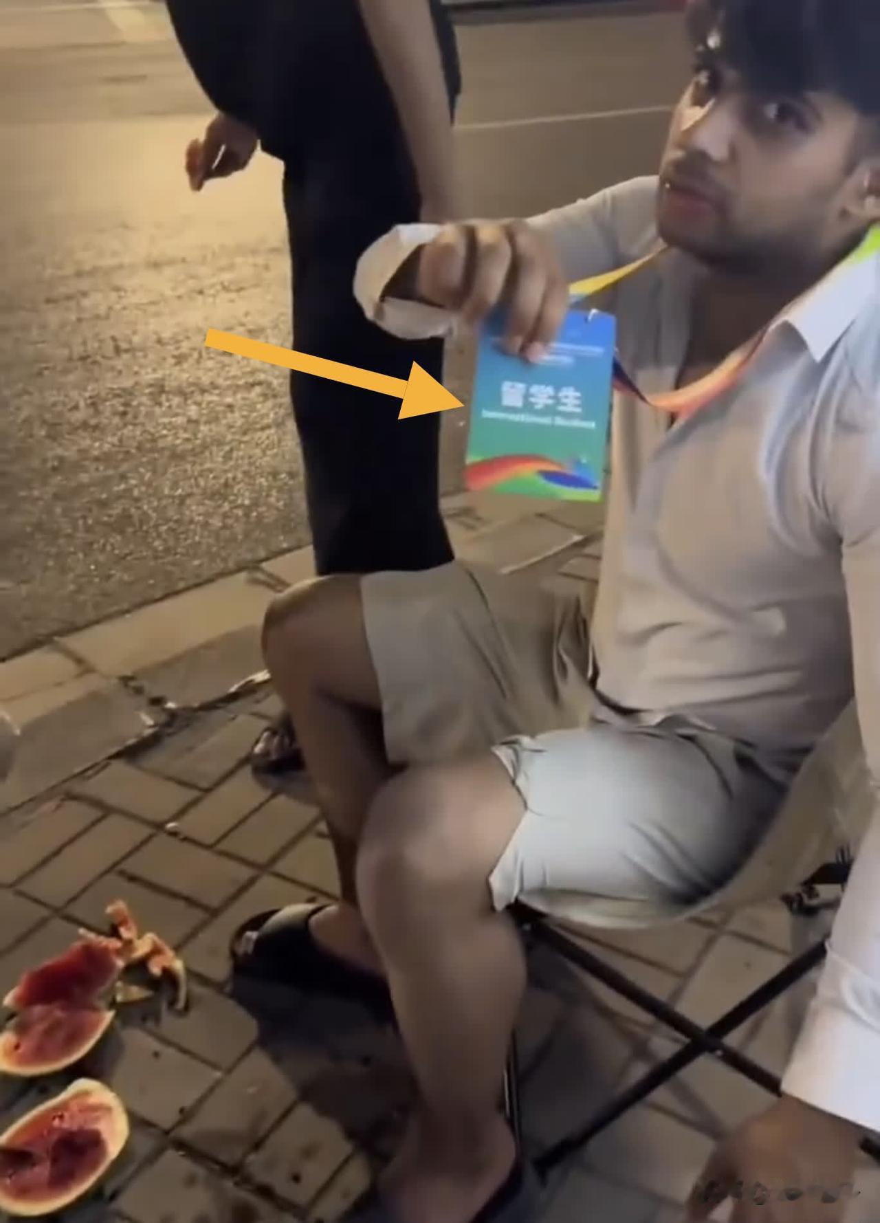 几个老外在人行道啃西瓜，瓜壳瓜籽直接扔到地上。

刷到一个视频，有位郑州网友在路