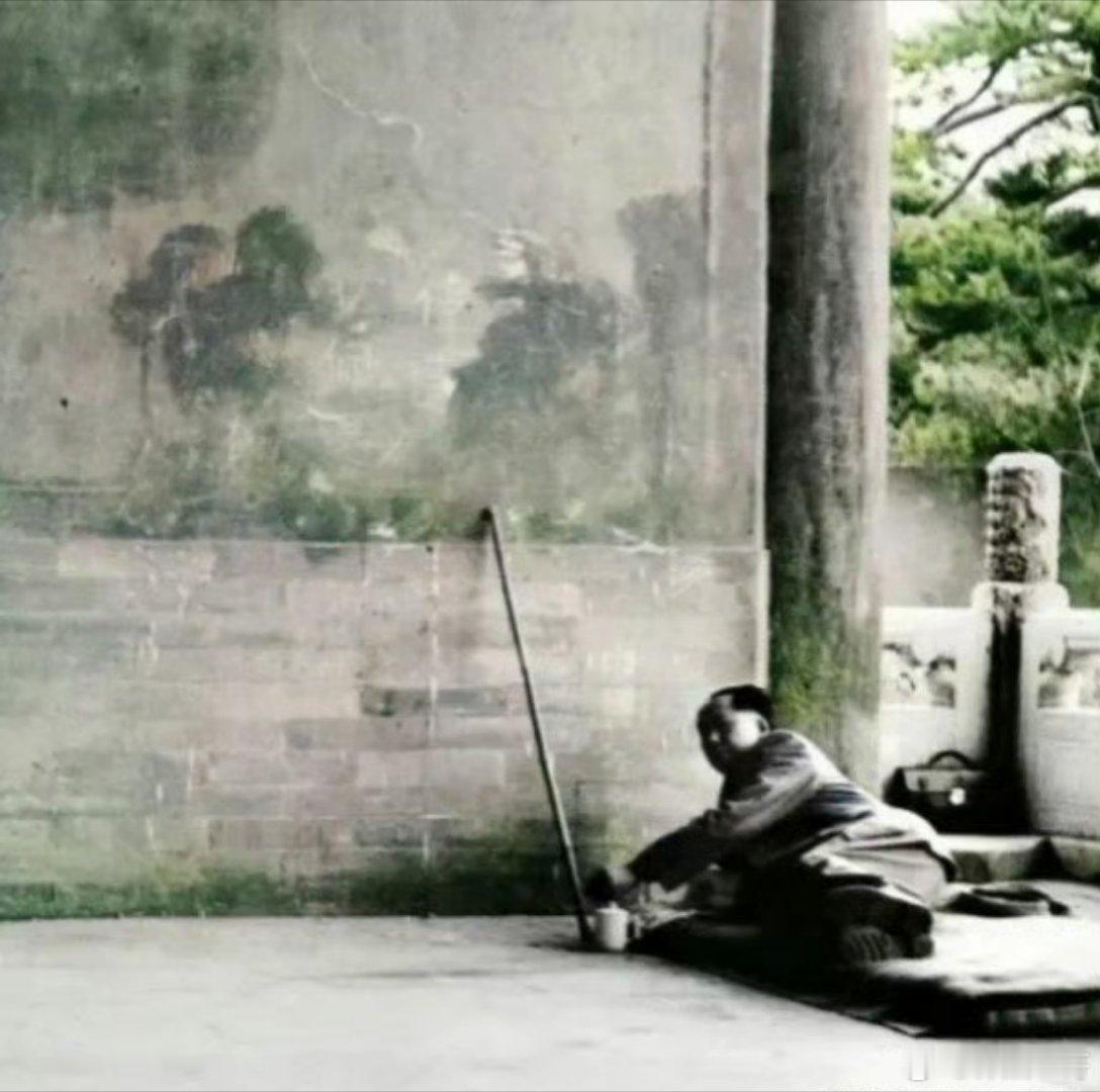 老人家累了席地而卧，拐杖靠在一旁，杯子放在地上。谁能想象他竟是我们的开国领袖！永