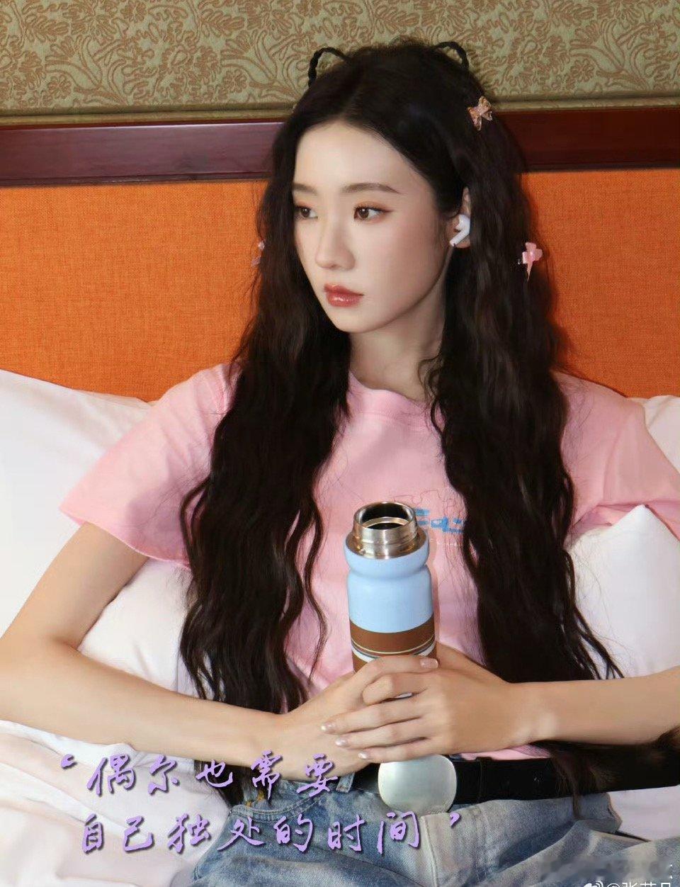 一个悄悄靠近，一个微微侧耳……这画面也太像学生时代传纸条的课堂了吧！丁程鑫张艺凡