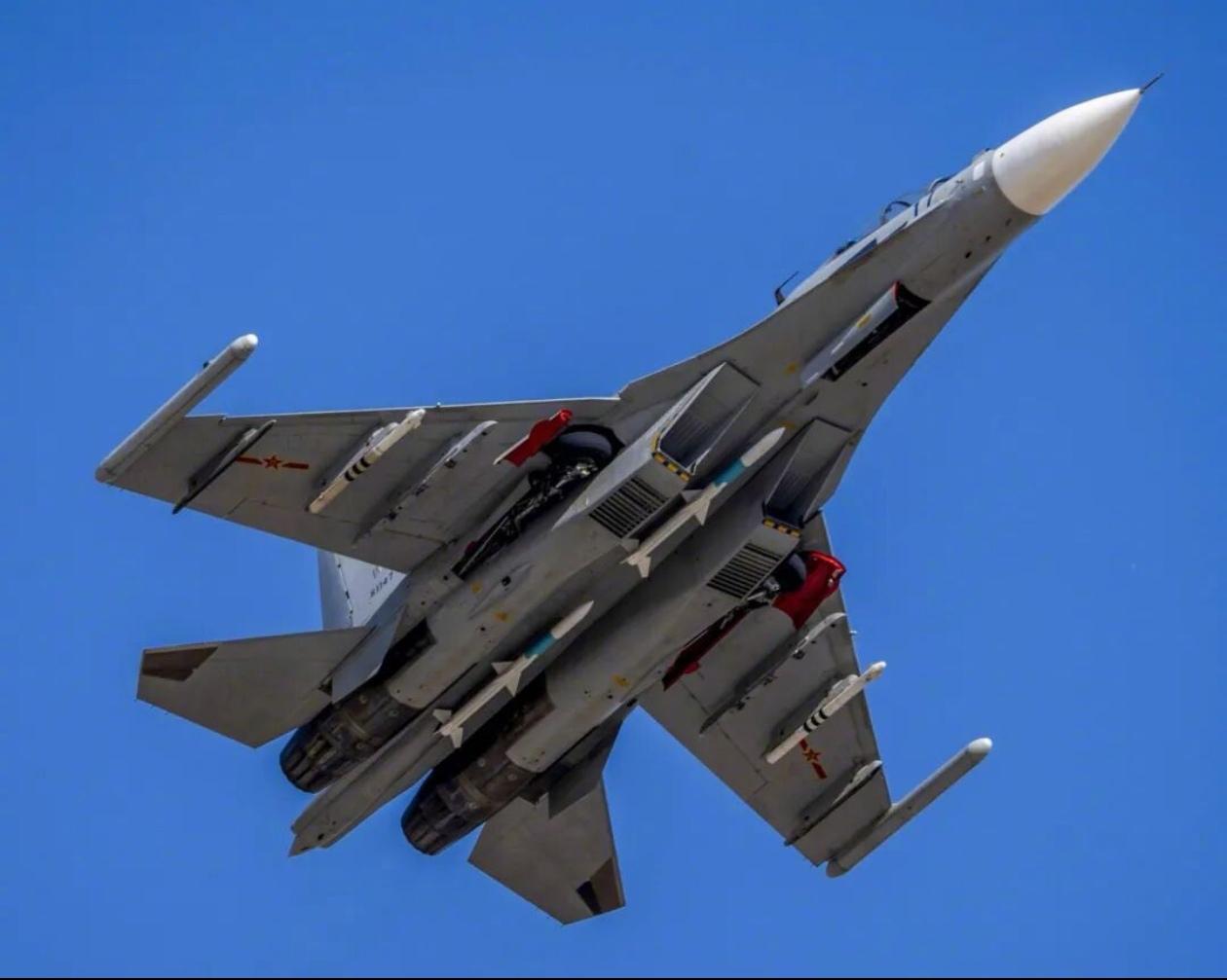 空军的SU-30MK2重型战斗机挂载空空导弹训练弹出发，机腹下进气道中间的挂点上