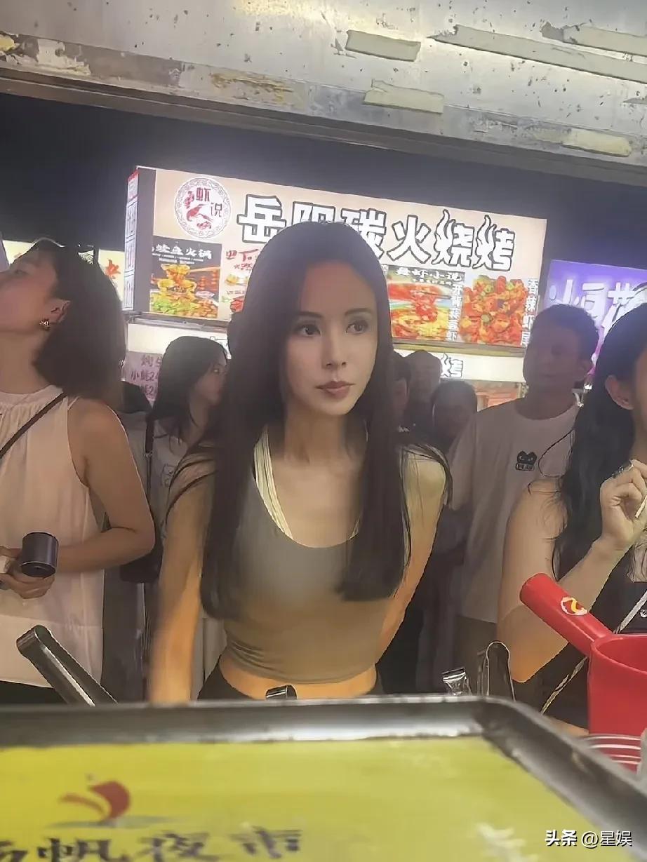 李若彤逛夜市人潮拥挤，美食香气四溢。