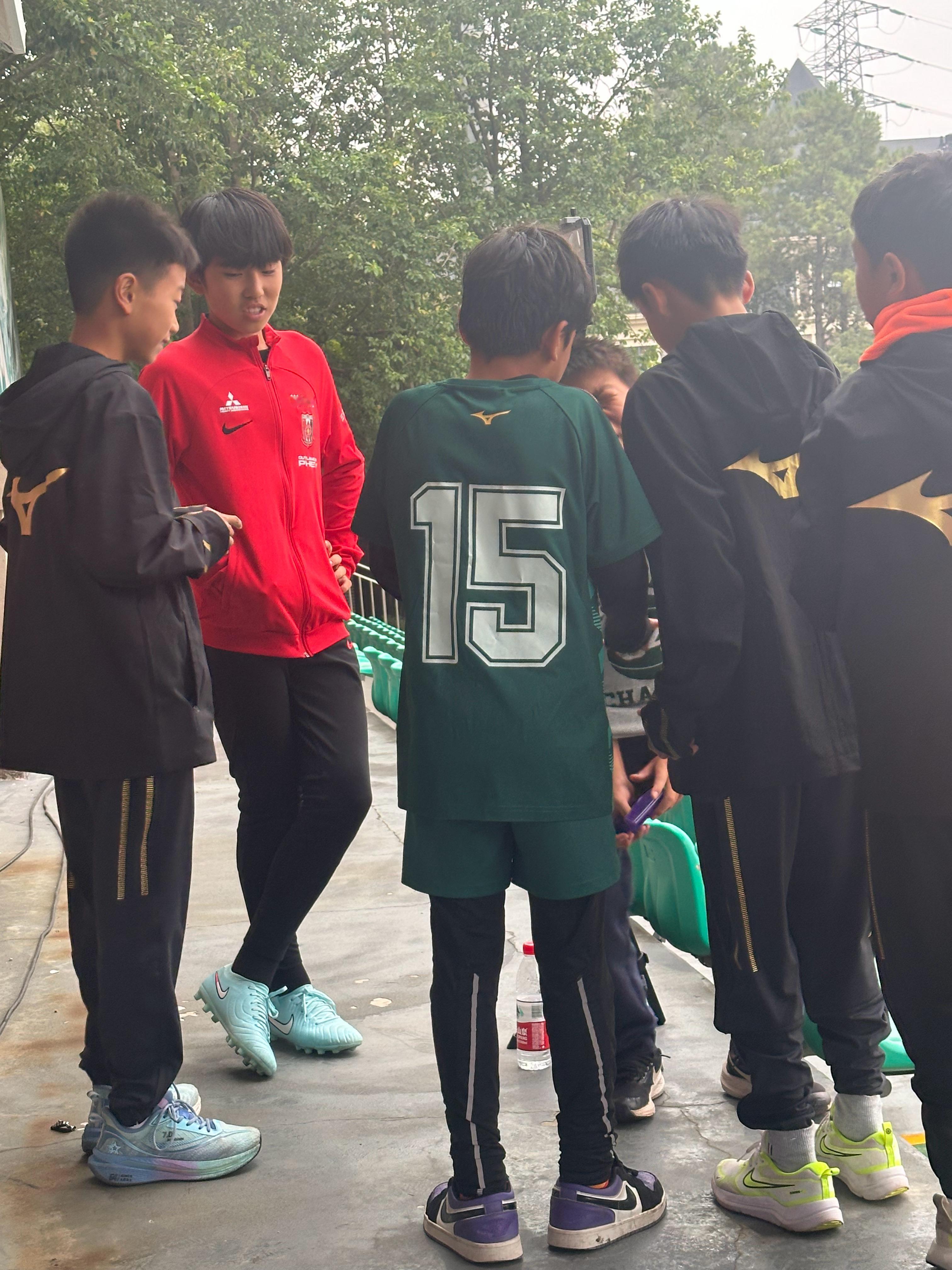 杭州钱潮杯国际青少年足球邀请赛 中场间隙，中国日本小球员交流上了[哈哈] ​​​