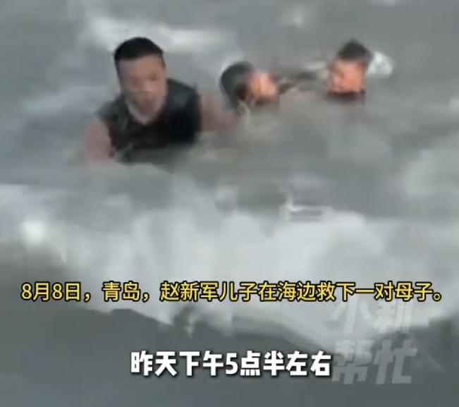青岛，一对母子被卷入海浪，眼看就要被拖进深海了，一32岁的摄影师毫不犹豫地把相机