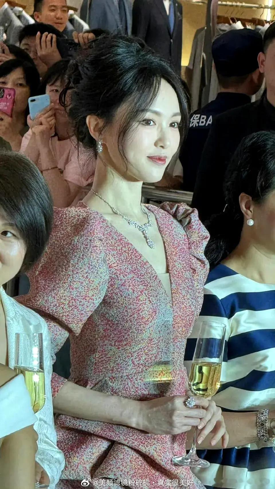 唐嫣再美，但是这手部的疙瘩出卖了她！一般头颈，手，这两处是最难保养的，女神也不例