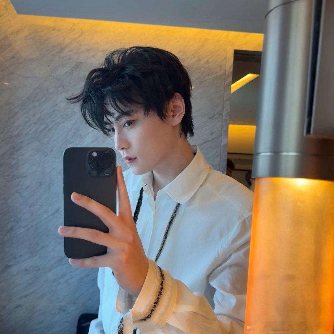 田栩宁晒库存告别一月田栩宁晒库存照告别一月田栩宁晒库存告别一月，粉色兔耳帽的软萌