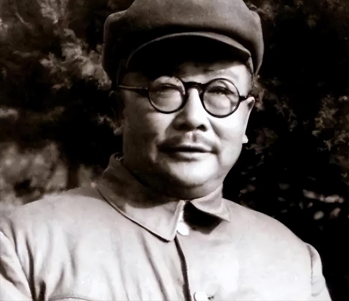 1937年，李克农外出时，一个老农朝他扔了一个纸团，李克农打开一看，脸色大变：“