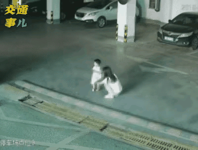 这个女子一点经验都没有，在这种光线暗的地方，绝对不能蹲在地上，而且反应必须要灵敏