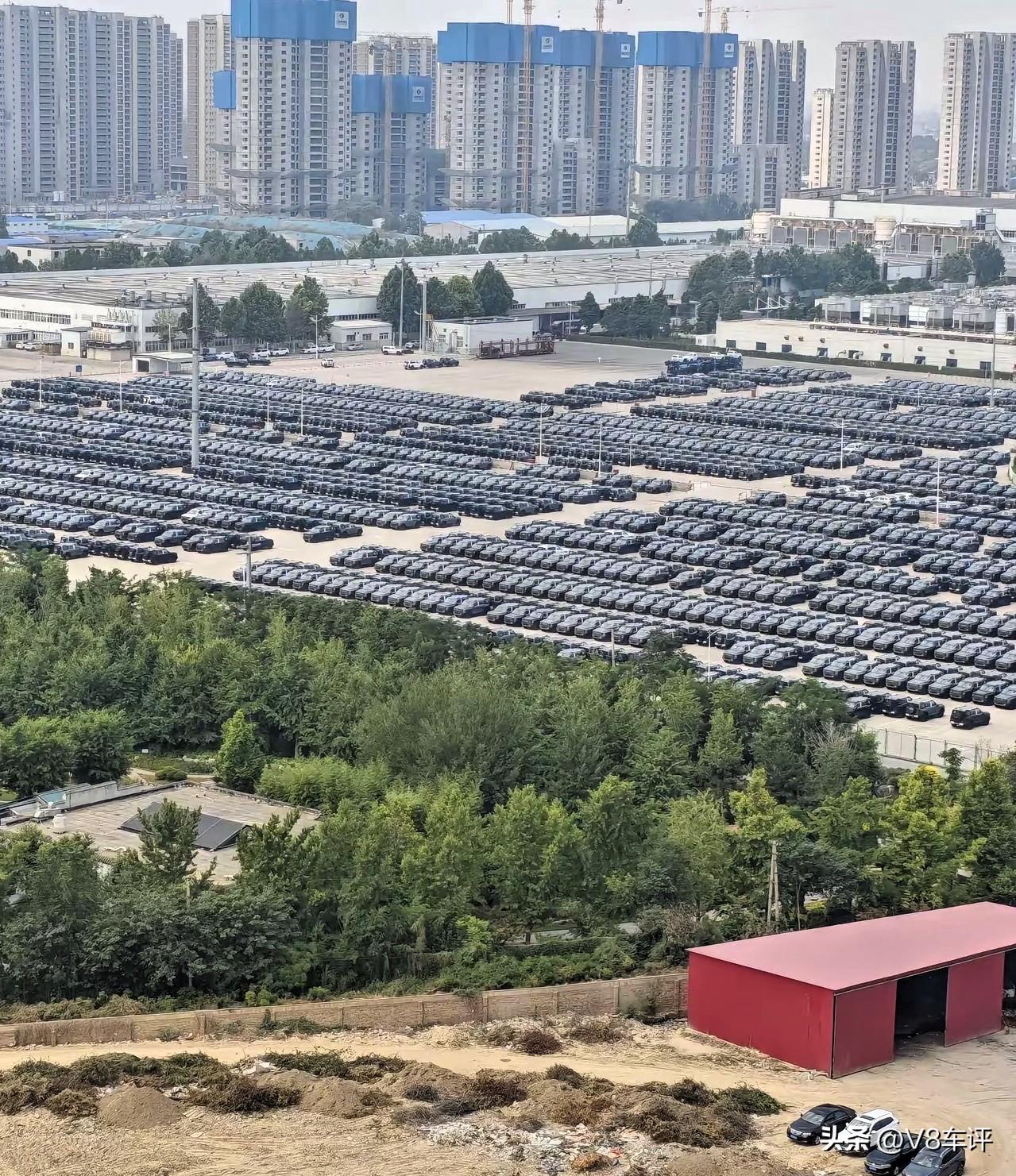 这是我们当地某个品牌的停车场，大量的库存车但也只是冰山一角
这还只是一个品牌的一
