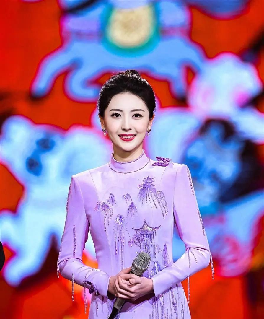 这是比董卿年轻时候漂亮的一个女主持人，气质不输周涛。

她是95后央视女主播张舒