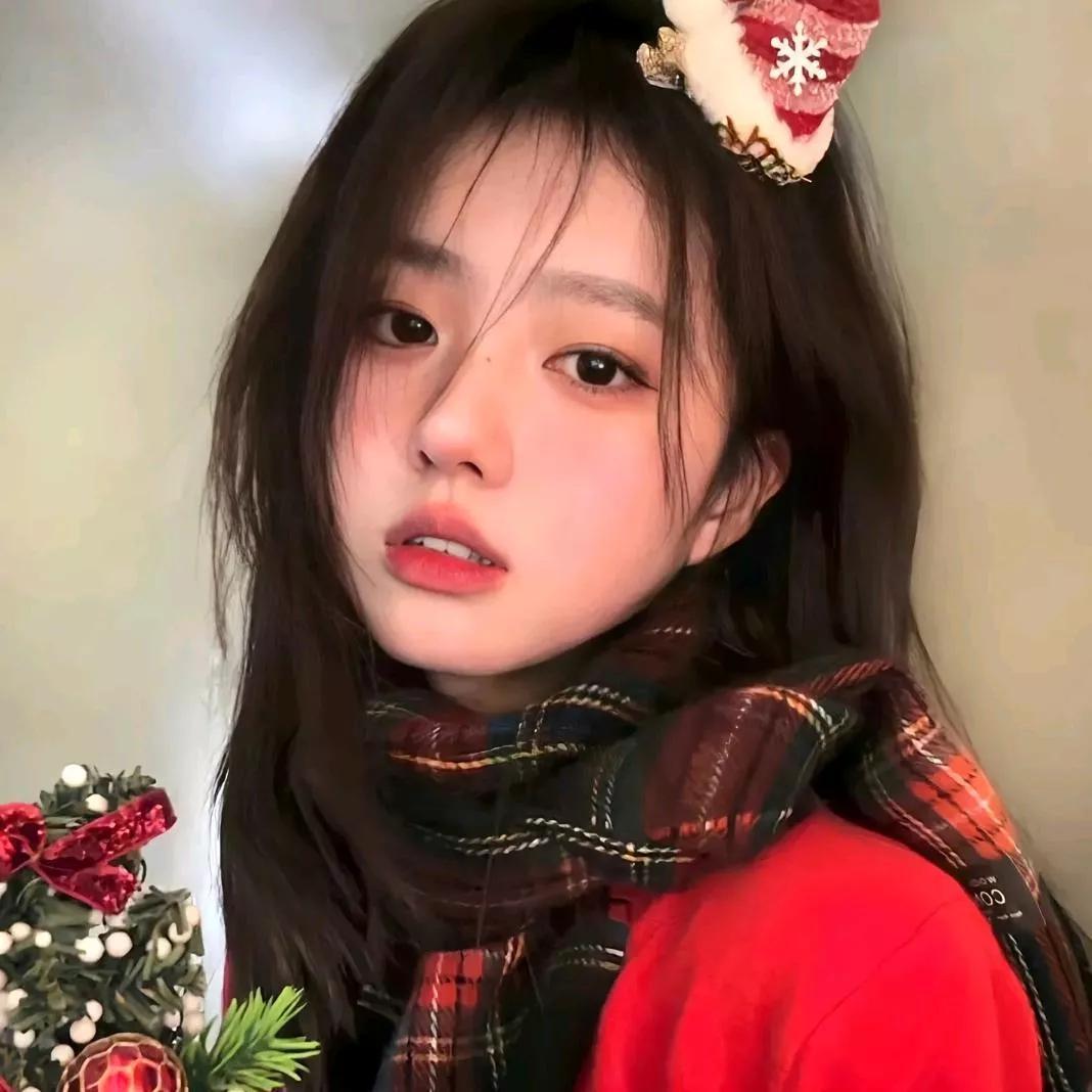 冬日氛围，圣诞氛围，可爱女孩，温暖围巾，圣诞树，圣诞帽，甜美笑容。