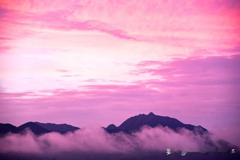 看到“今朝与君初相会”这个上联，我也手痒痒想对个下联。对联讲究对仗，也就是上下联