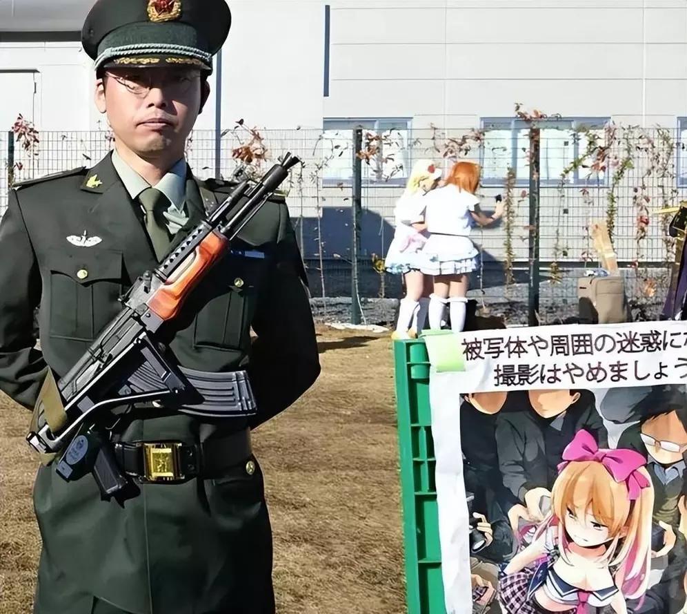 日本亲华者被骂叛徒，日本东京广场惊现一队“中国解放军”，是日本年轻人在丑化解放军