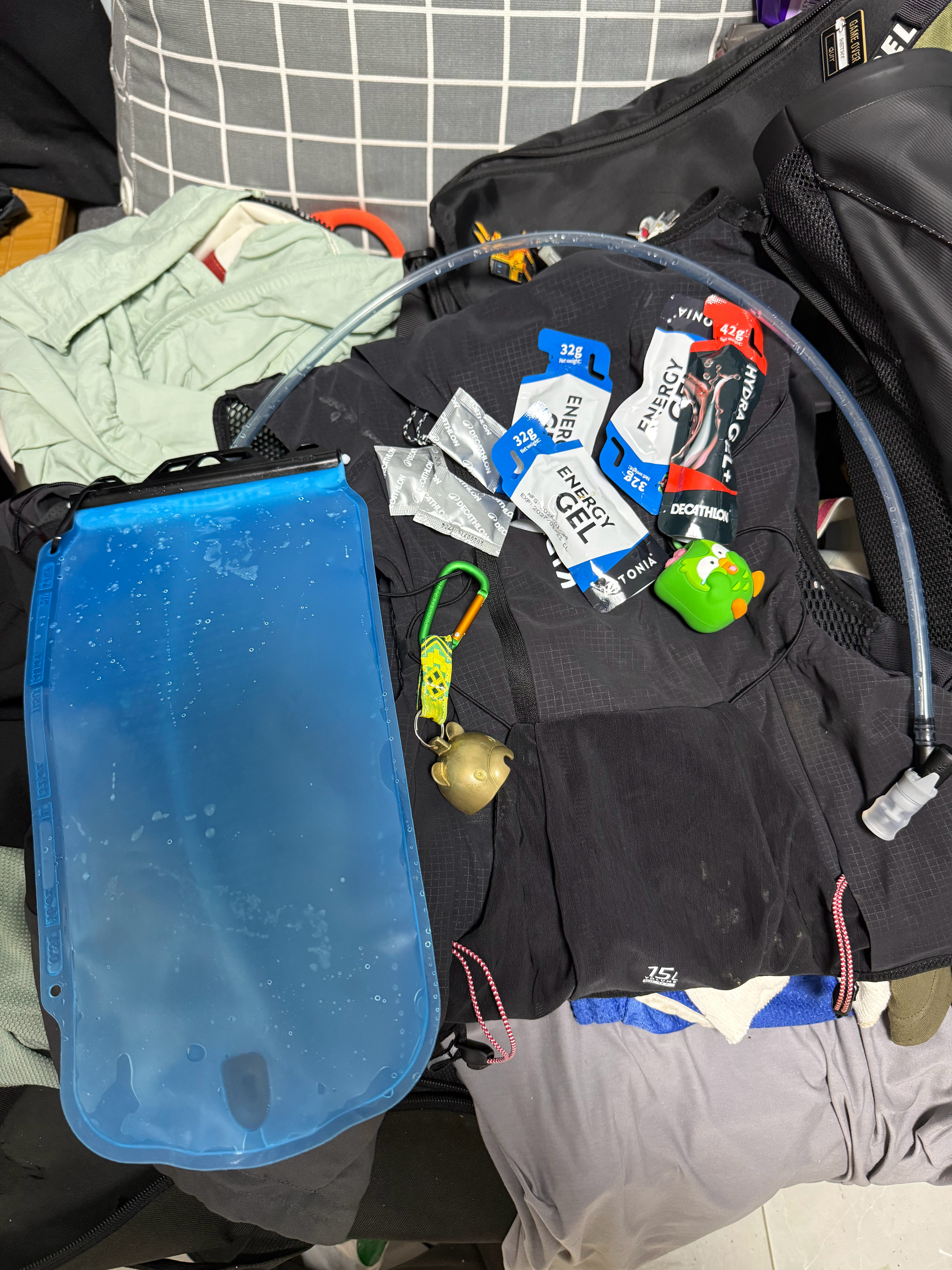 上周走湘湖标毅线，第一次用了水袋、盐丸和能量胶，的确还蛮适合我的，喝水狂魔不用背
