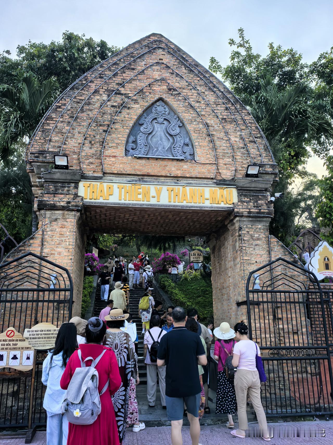 游览越南芽庄的著名建筑占婆塔，塔内莲花绽放，景色宜人，美轮美奂，让人心情舒畅。