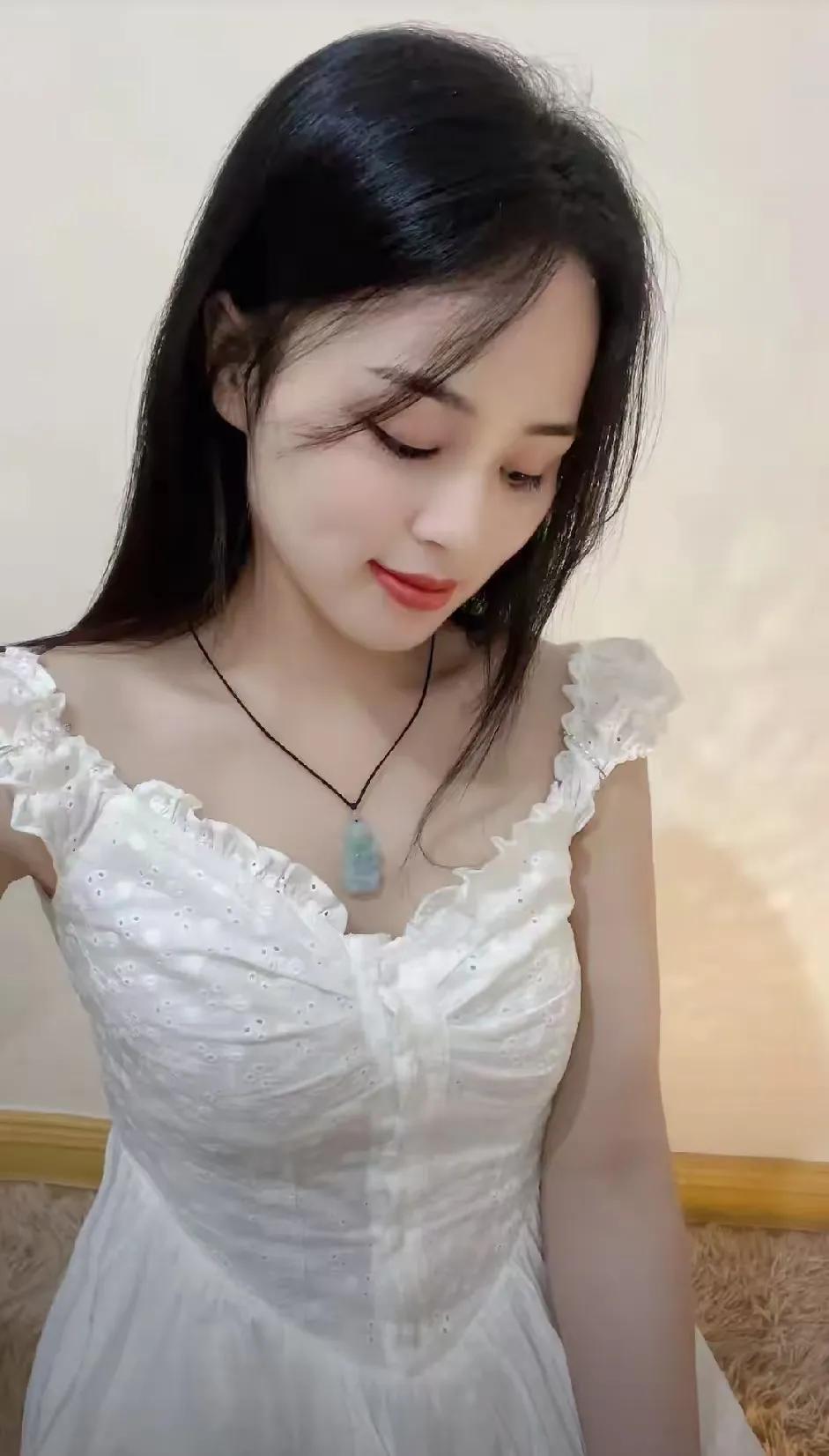习惯了一个人，享受着独来独往的自由。

她叫小雨，一个普通的上班族。从小到大，她
