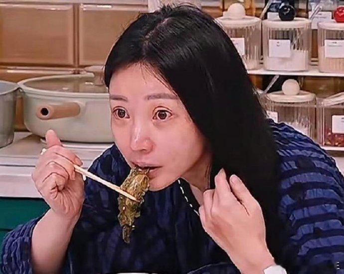 柳岩素颜照曝光，大双眼皮引发讨论。 