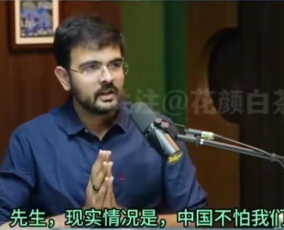 先生，中国不怕莫迪。他们连美国都不怕，怎么可能怕我们？印度学者贾杨特面对主持人，