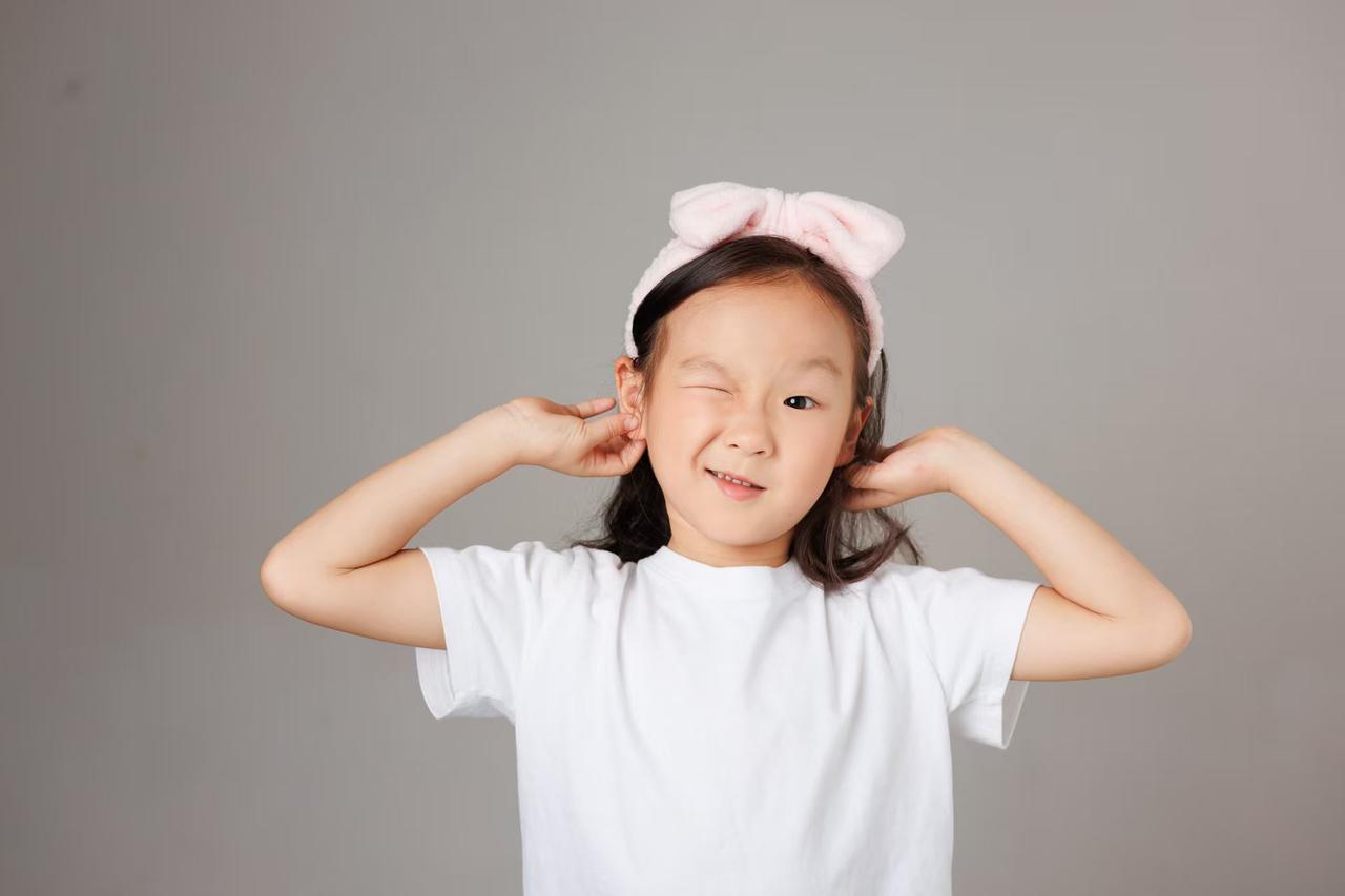 这篇参考信息描绘了一幅充满童趣与温馨的画面。小孙女在假期的丰富活动让人感受到童年