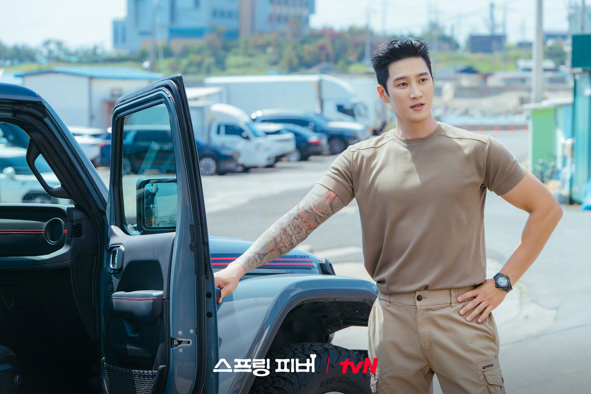 tvN新月火剧Spring Fever 公开安普贤赵俊荣 剧照。该剧改编自同名小