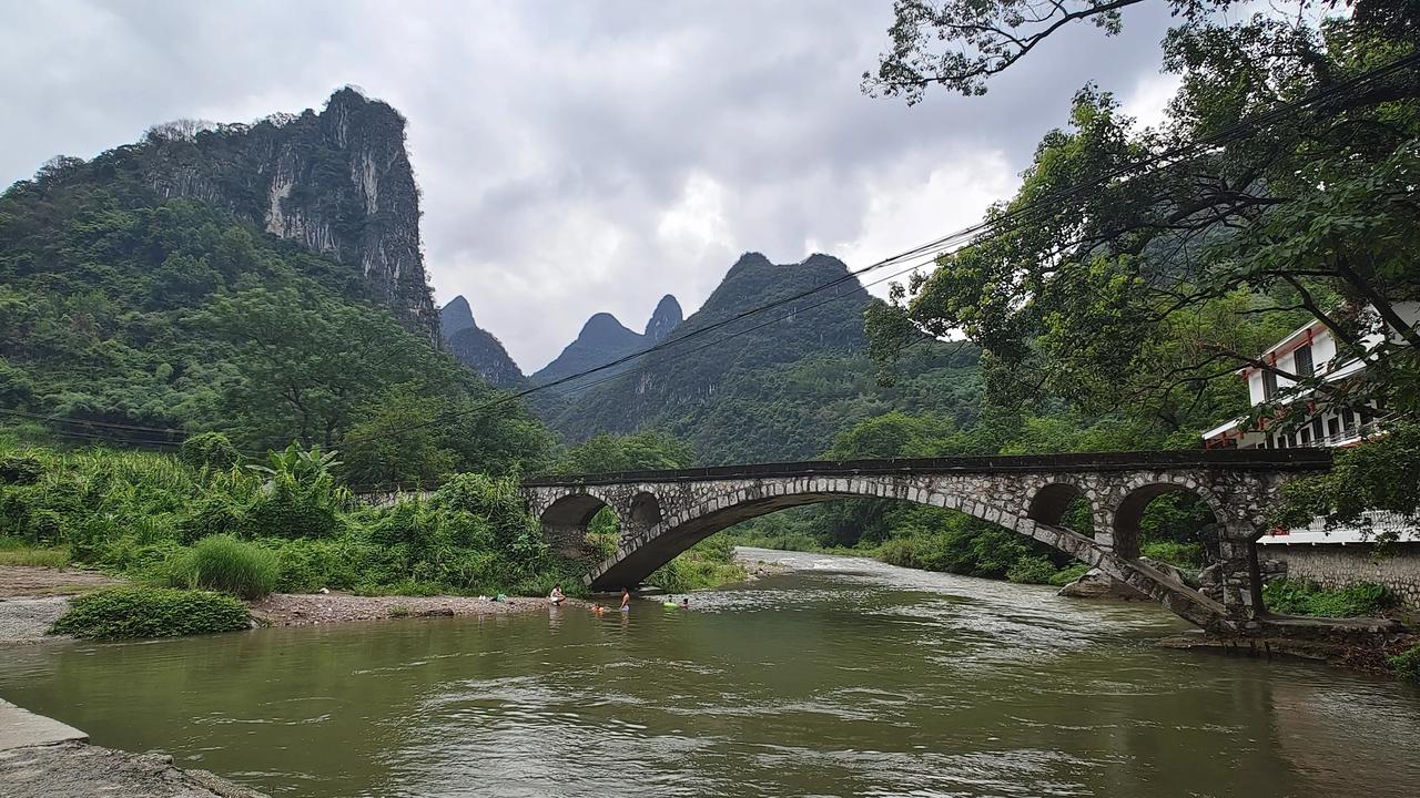 心里烦独自到河边坐一会，好景色，桂林到处是这样的小村子。这地方叫灯明。