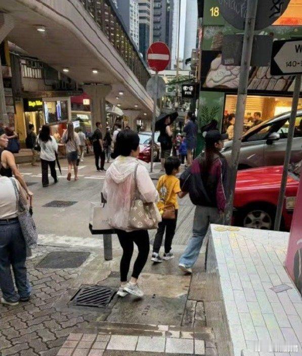 香港偶遇angelababy小海绵这样看，感觉还是妈妈带孩子多一些，爸爸是美美隐