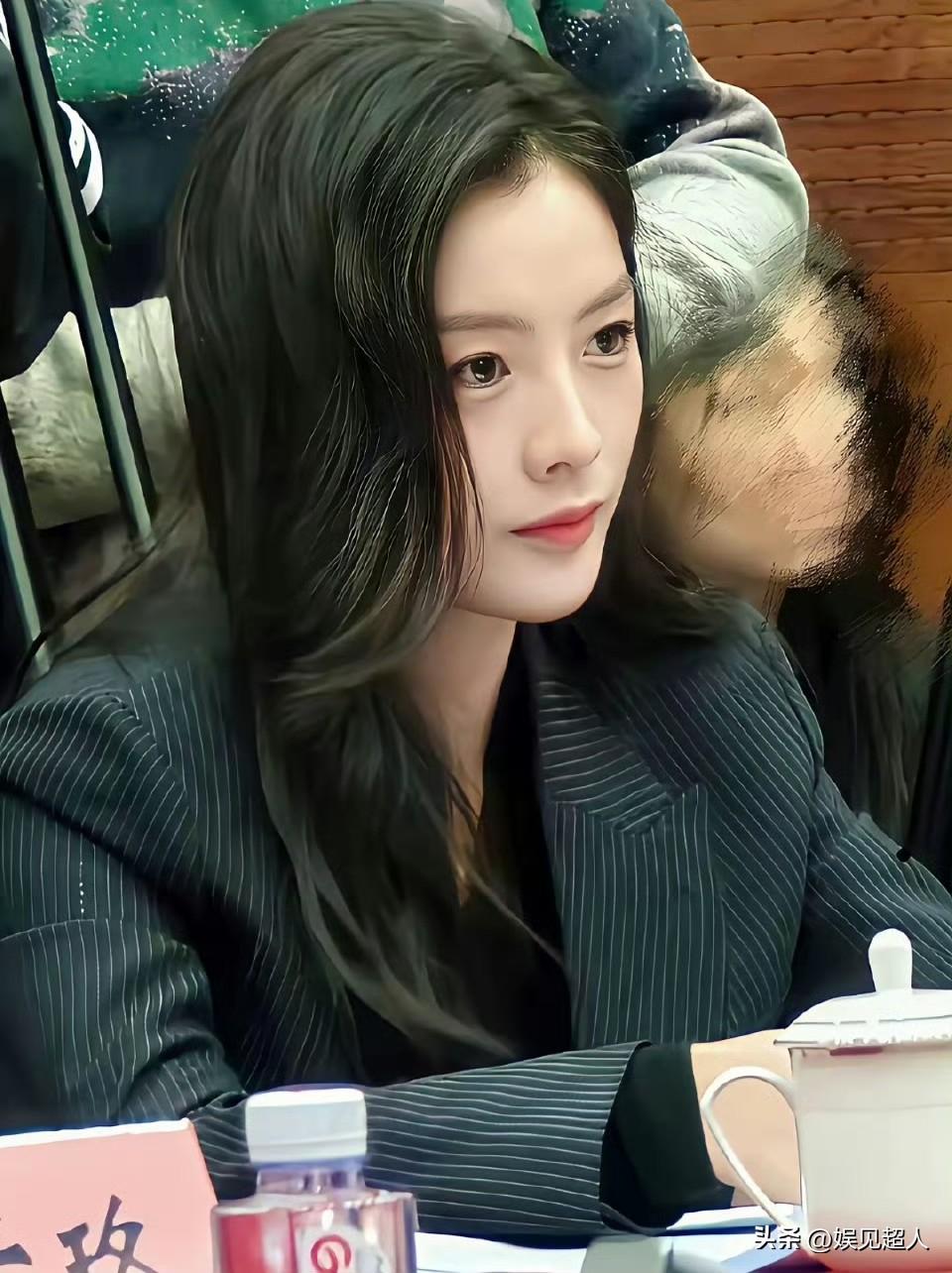 真的太心疼了！不到34岁的陈丽君，白头发居然这么明显。
 
她是实打实的92年，