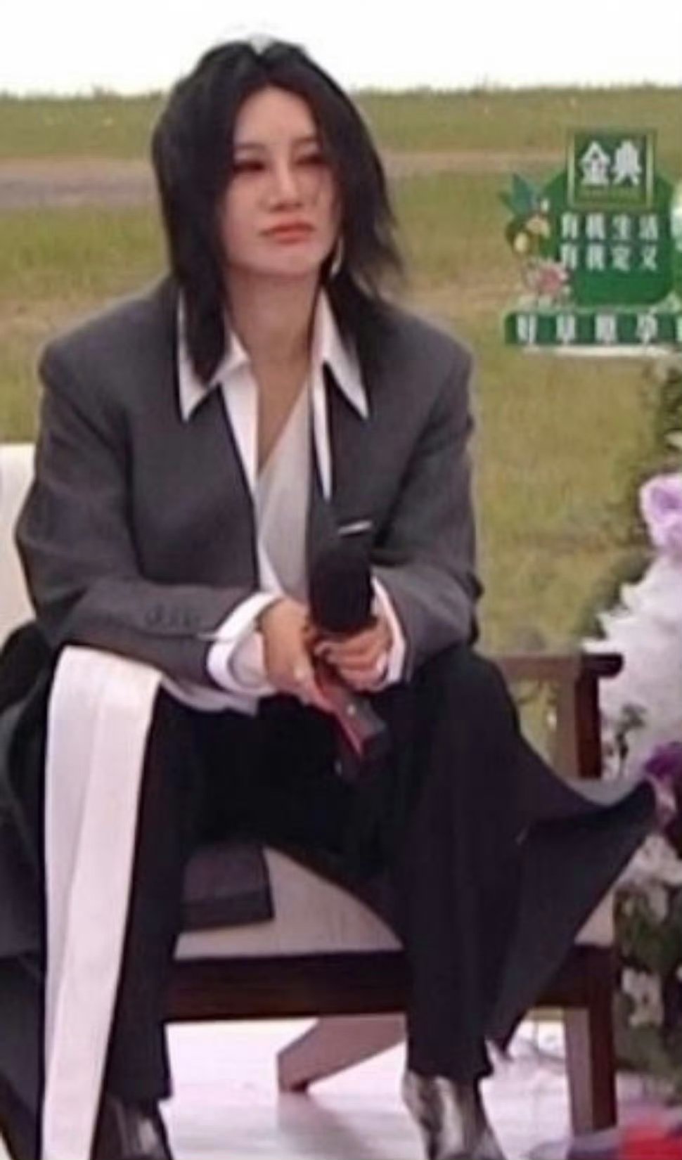 浪姐的风把尚雯婕吹成潦草小狗了乘风之夜尚雯婕被内蒙大风吹到“潦草”，甩头救发型的