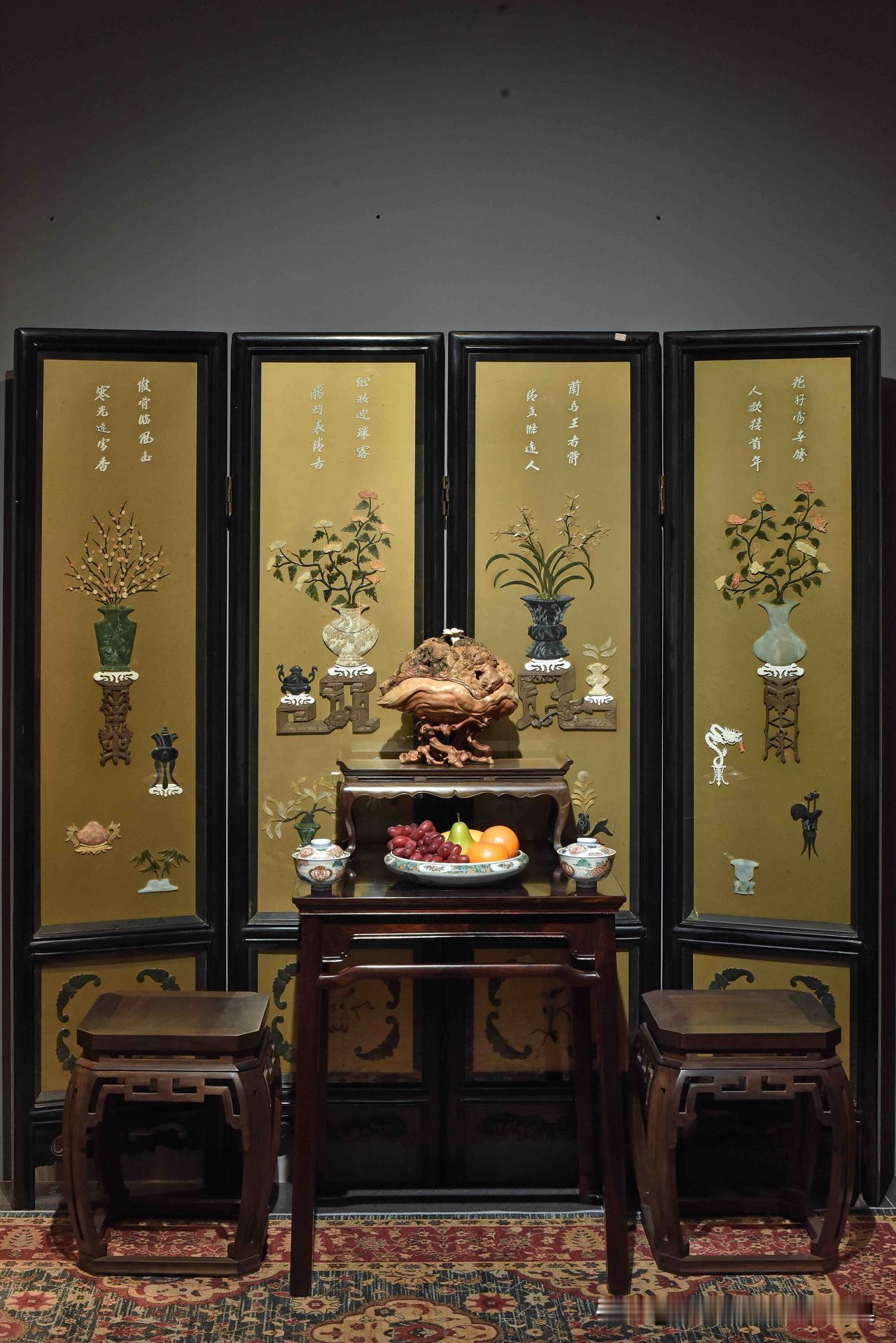 闺蜜基友茶空间｜宫廷风百宝嵌屏风
红棕与灰调的墙面，为整个空间铺就温柔底色，顶光