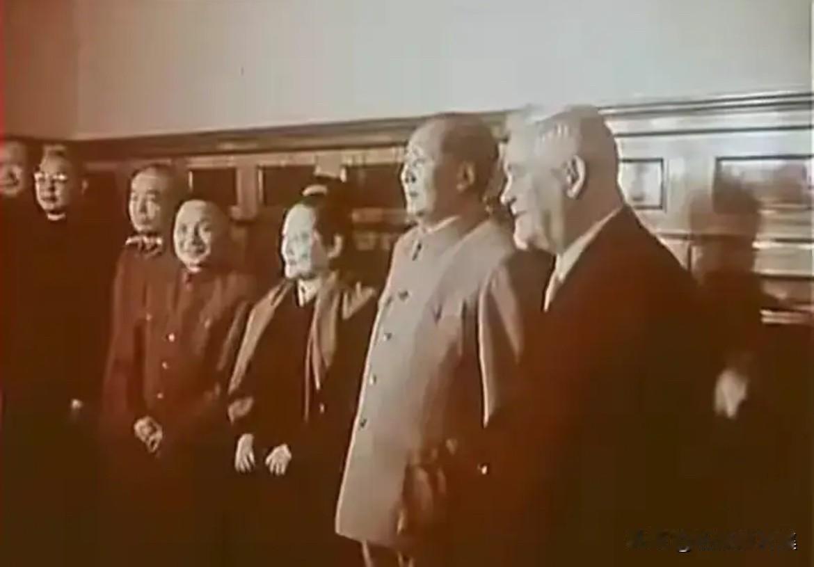 1957年11月2日，毛泽东主席率领中国党政代表团访问苏联，参加十月革命40周年