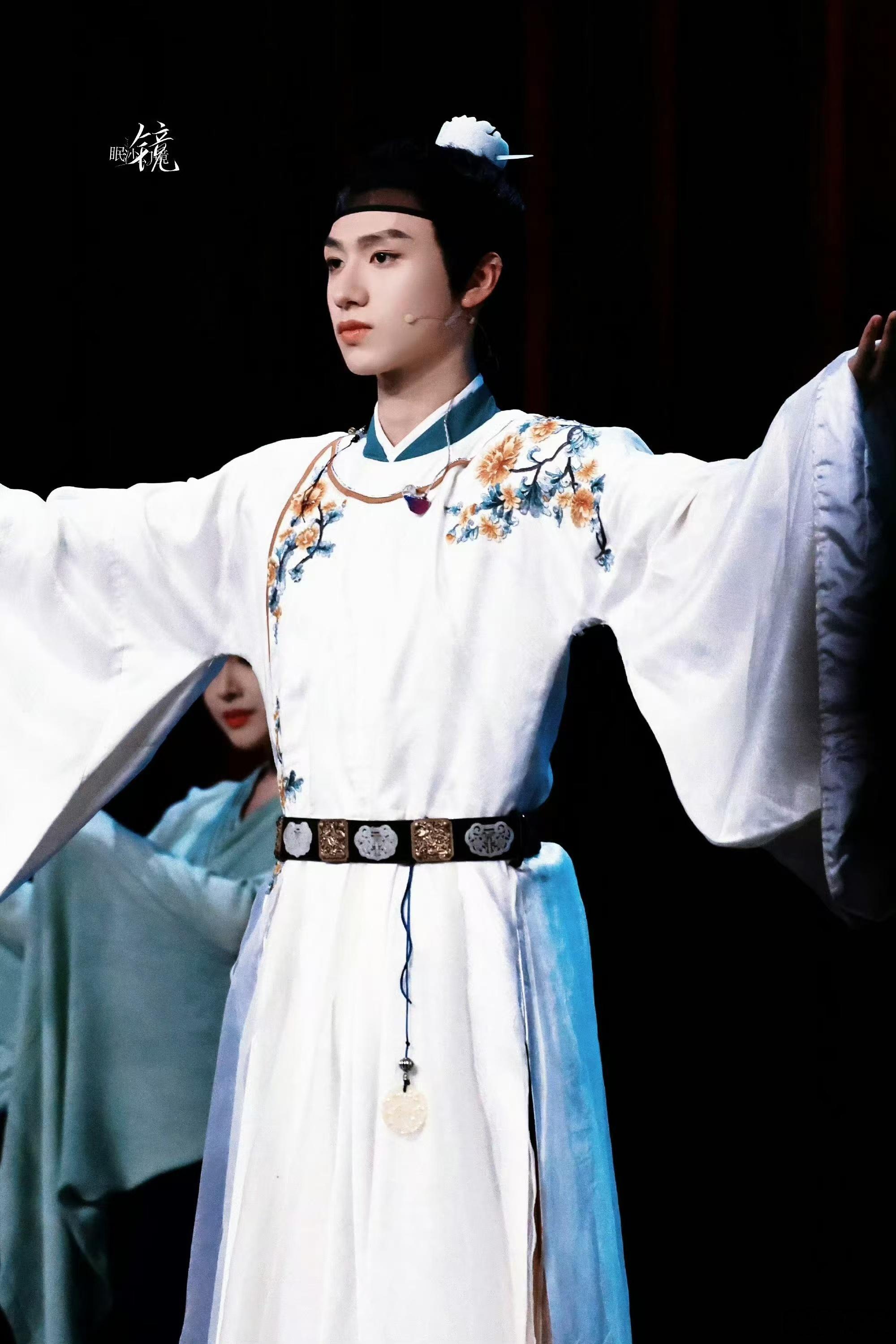 登陆少年古装登陆少年今天金鸡奖只此青绿古装舞台饭拍🈶!温润如玉的翩翩书生!你p
