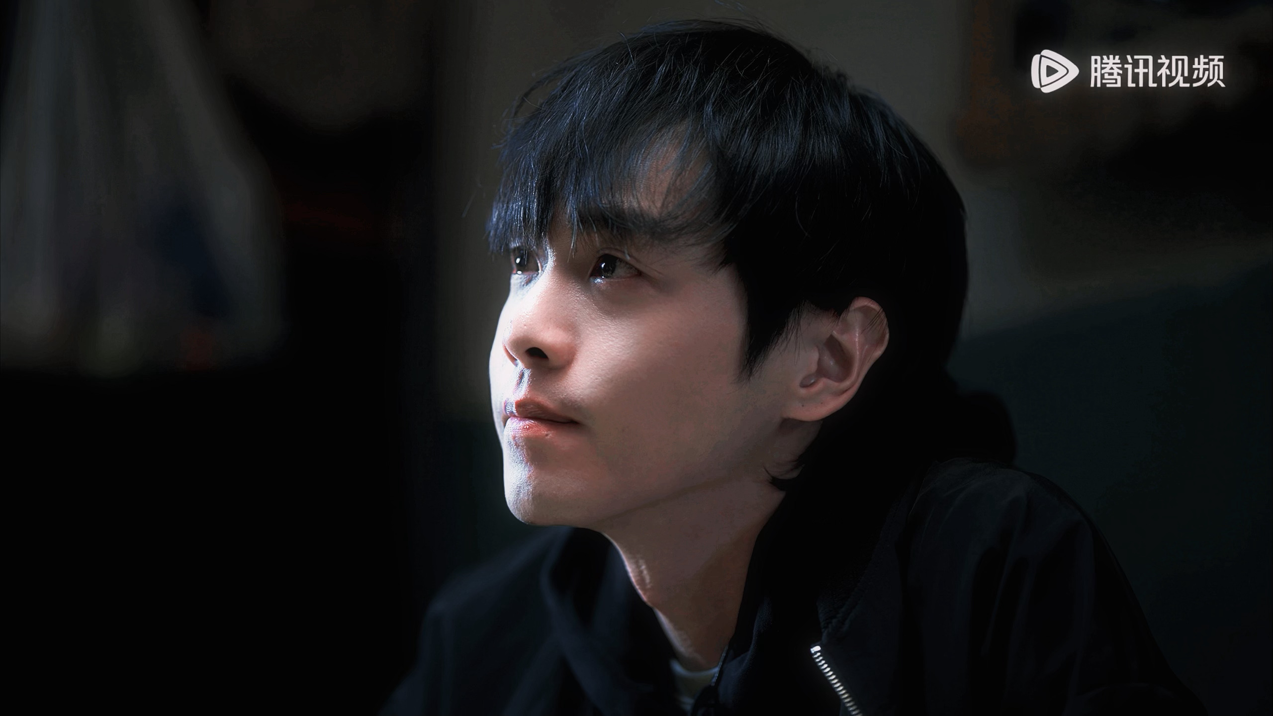 我滴天……张若昀含泪的这个镜头……好漂亮……人之初开播