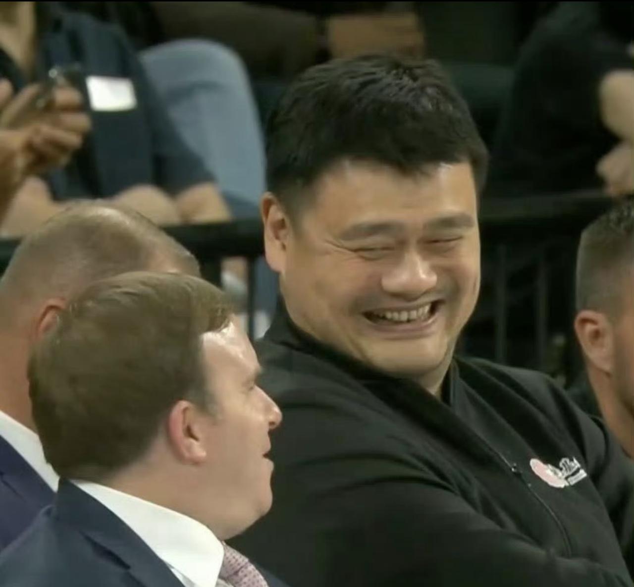 现在的姚明未免太开心了吧！

果然啊，多年前球迷们都劝告姚明，不要去趟那趟浑水，