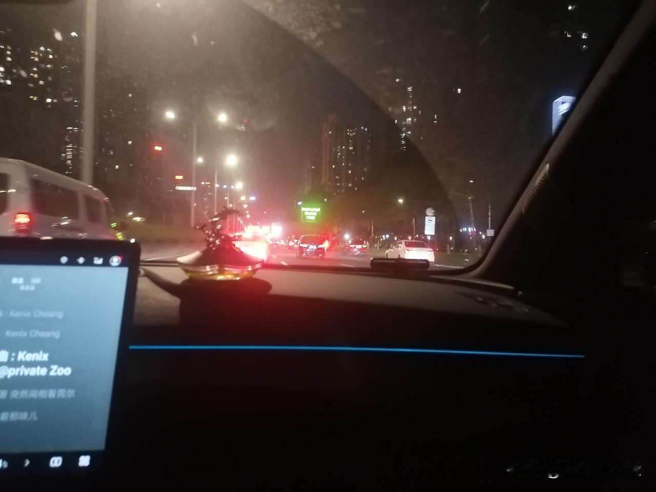 灯光眩目，高楼里的光如天上一闪一闪的繁星点点！