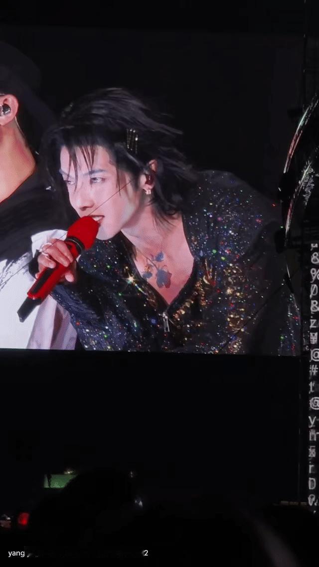 华晨宇 锁骨玫瑰 救命！今晚的华晨宇是玫瑰骑士本人！锁骨间绽放的红色玫瑰，配上他