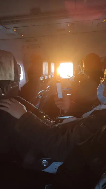 2月7日凌晨，海航HU492飞往北京航班紧急返航，有乘客拍到飞机空中放油、挡风玻