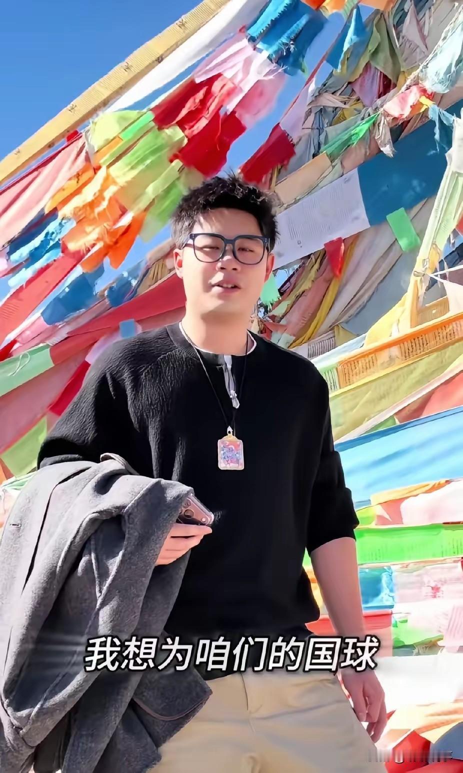 曹巍去青海挂经幡了。

不是因为他信这个。

也不是为了给自己直播间攒人气。
