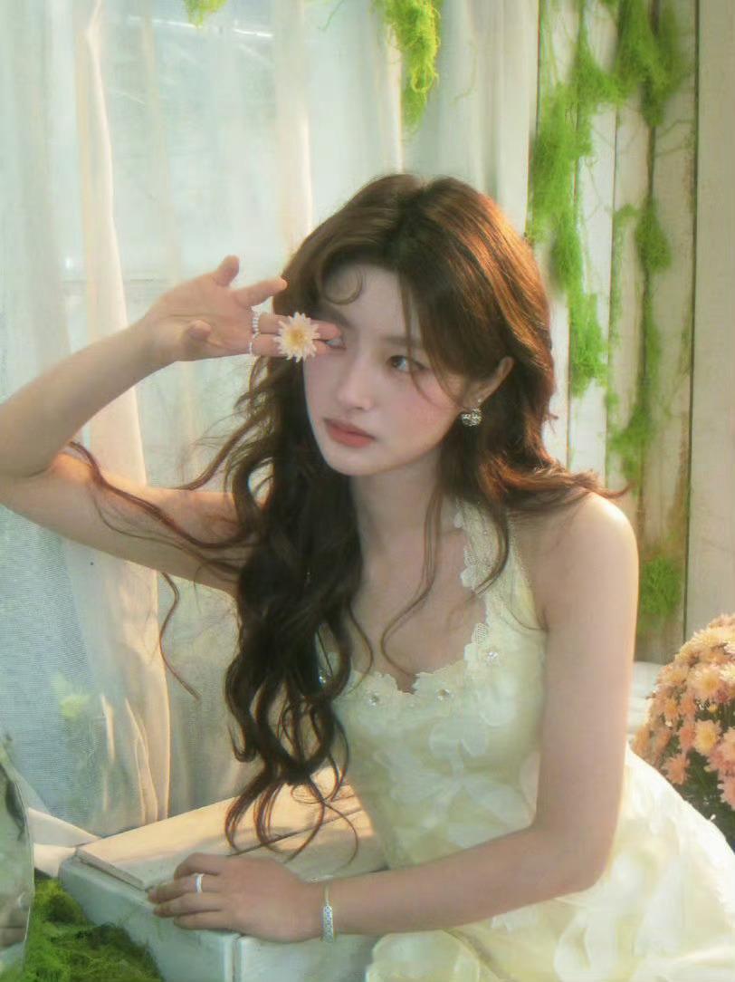 徐若晗田园少女徐若晗油画少女感油画感少女上线！徐若晗田园写真太绝[送花花]浅黄吊