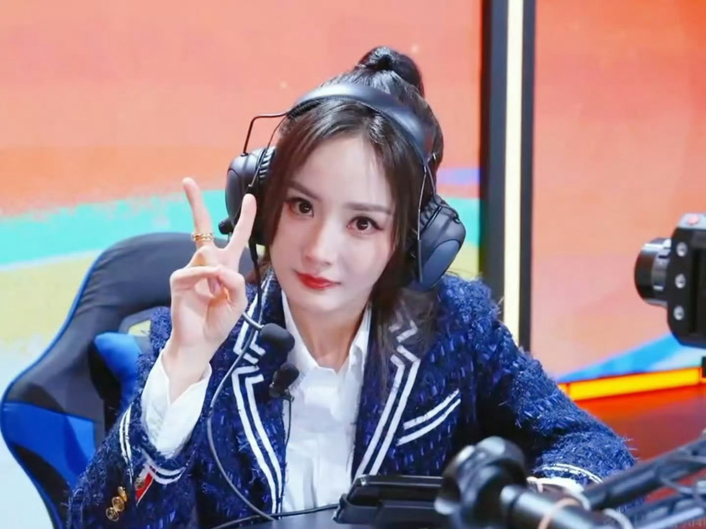 今天的电竞美少女杨幂✨杨幂白色高筒袜