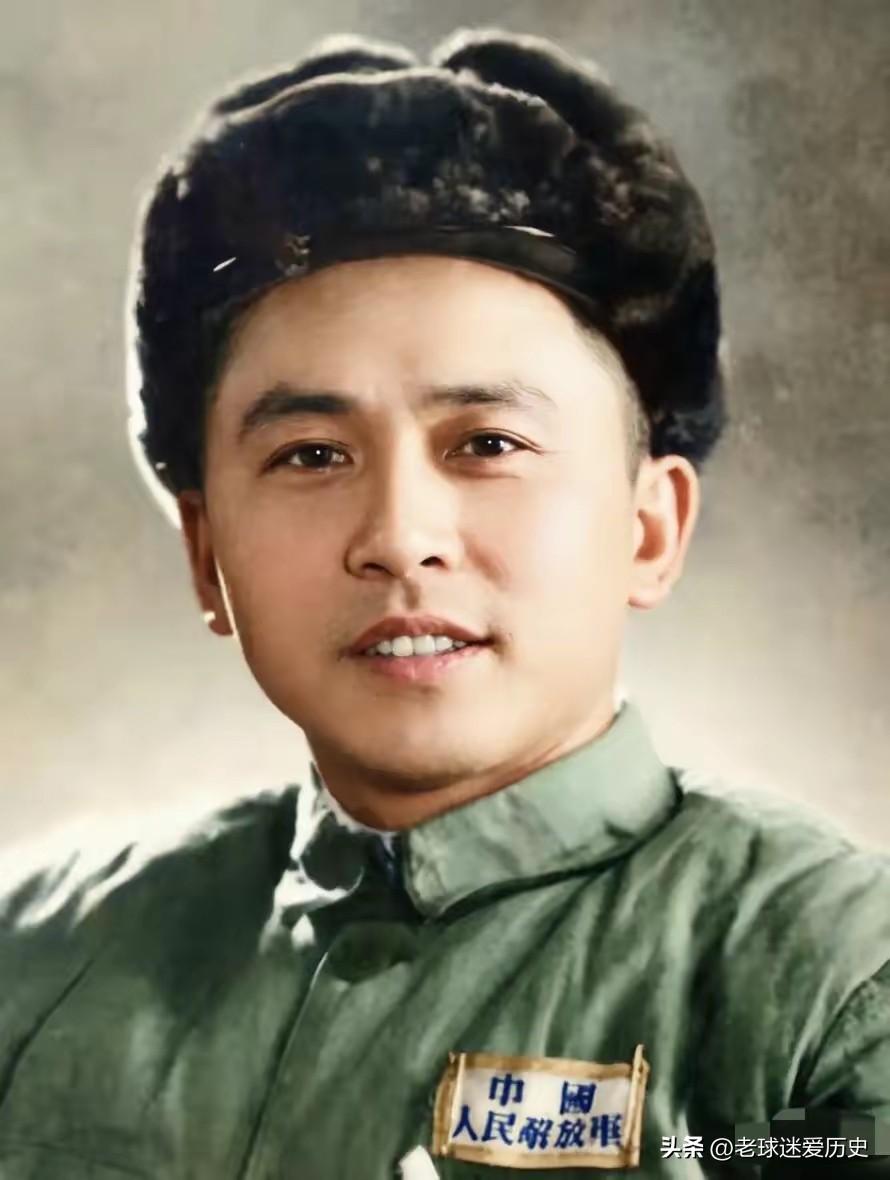 这张肖像照里，身着军装、头戴棉帽的王诚汉目光坚毅，眉宇间透着久经沙场的英气。
作
