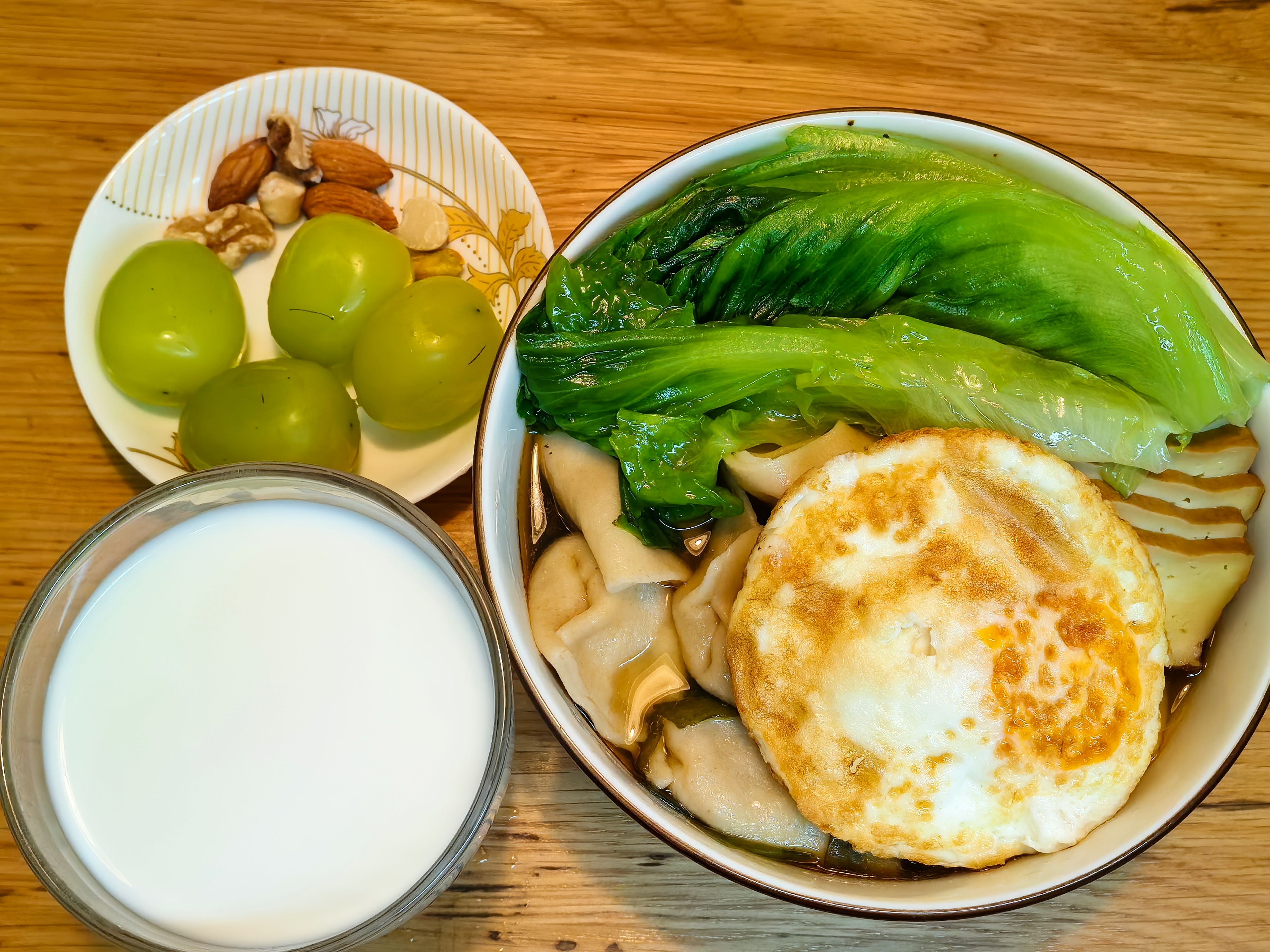 #波妞的早餐# 11月的第一个周末，吃个满分早餐！🥣全麦面牛肉虾仁馄饨，裙带菜