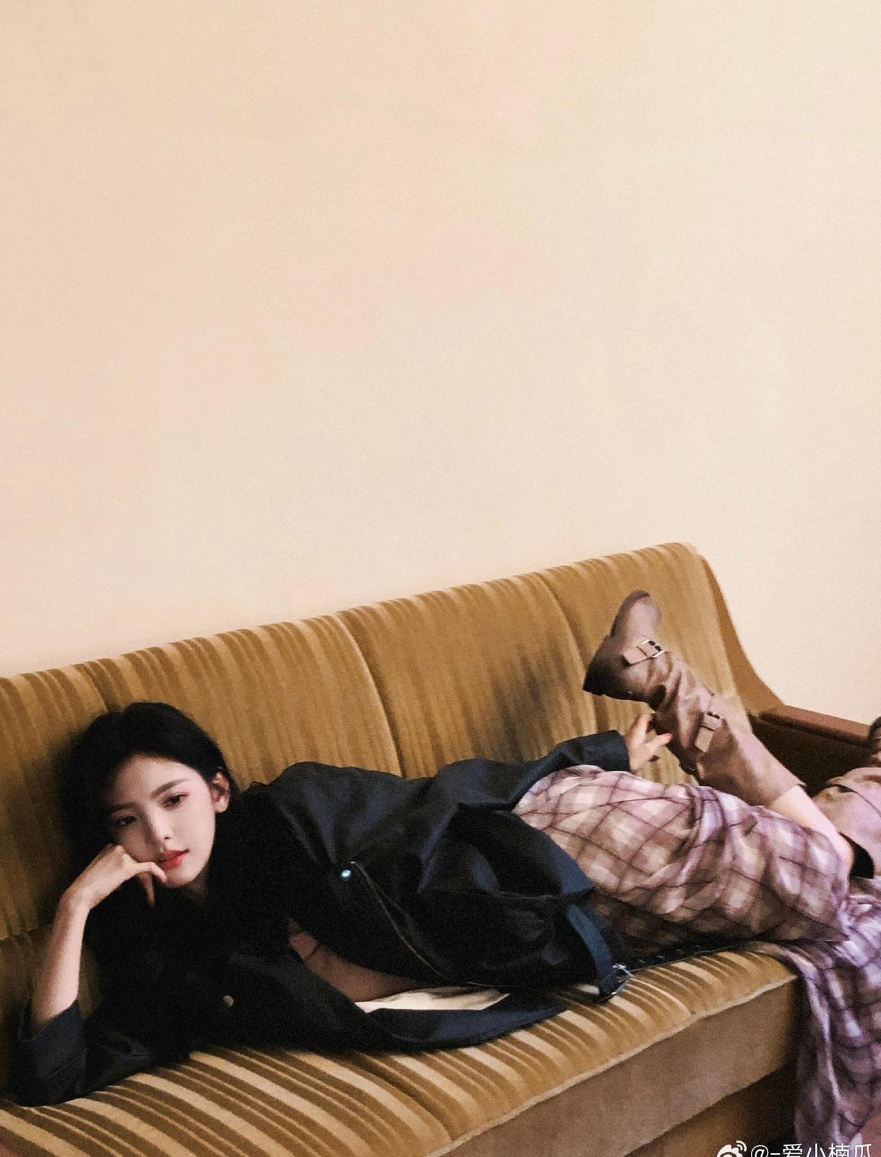 zrn 章若楠百丽品牌代言人 zrn 温暖序章 
𝚃𝚑𝚎 𝚜𝚞𝚗 ?