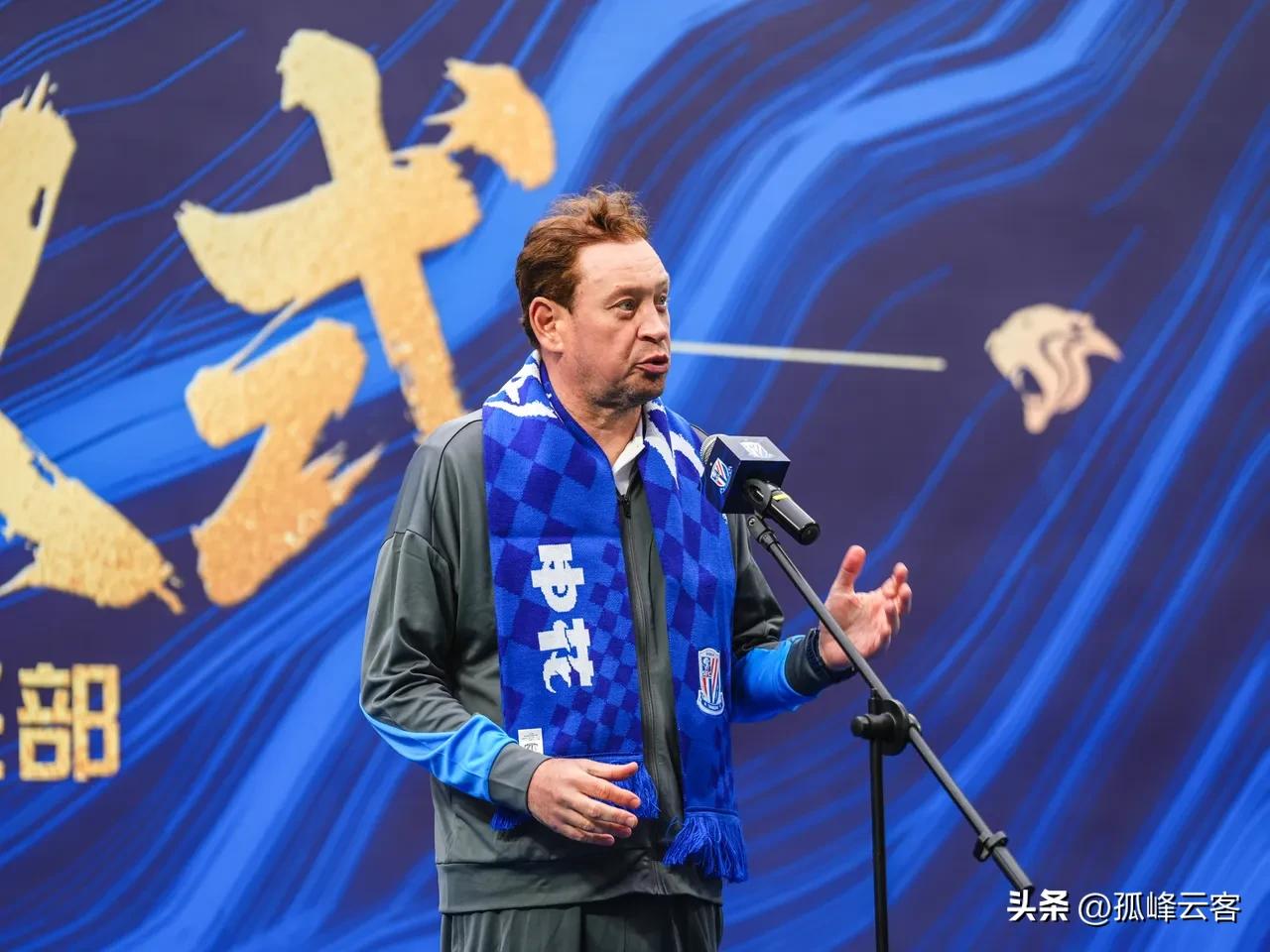 斯卢茨基出席申花新赛季出征仪式，做个眼皮手术的俄罗斯人与之前的面容大不相同，就面