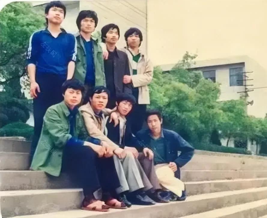 80年代，一群即将毕业的“中专生”，镜头里的他们踌躇满志，因为即将踏上新的工作岗