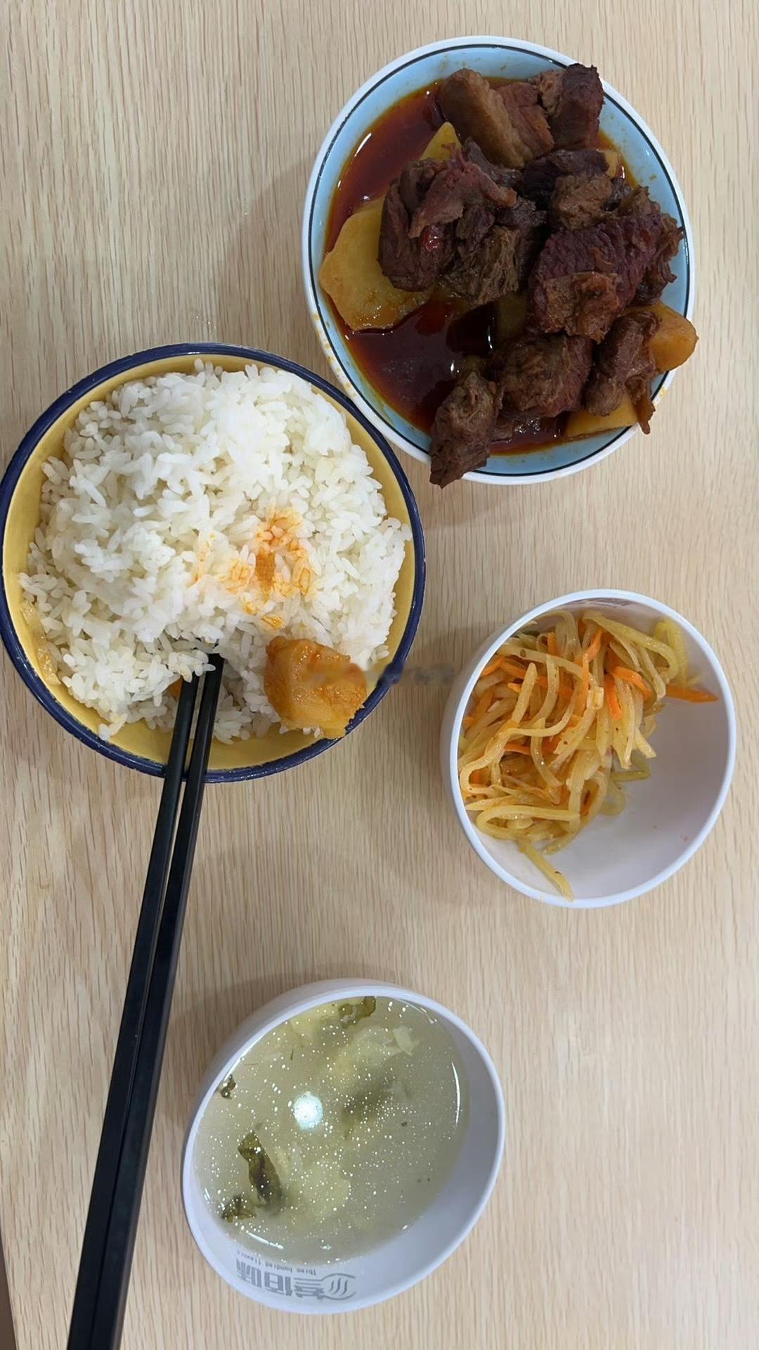 土豆牛肉，米饭，咸菜免费续。汤也免费续，一共27块钱，牛肉给了十几块，阿克苏的快