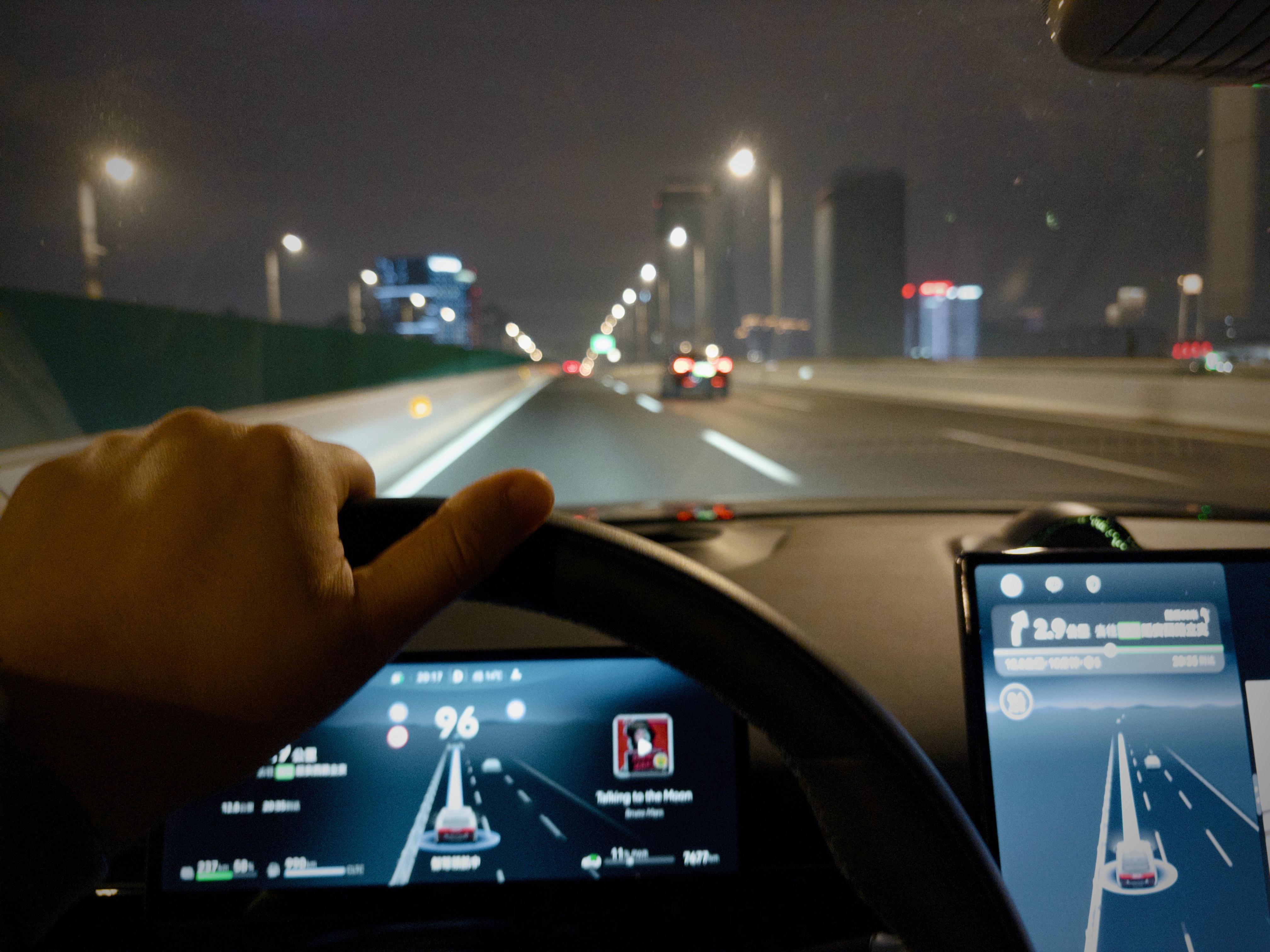 周五的8点沪闵高架路几乎没车这还是上海这你受得了吗过年上海空城了吗