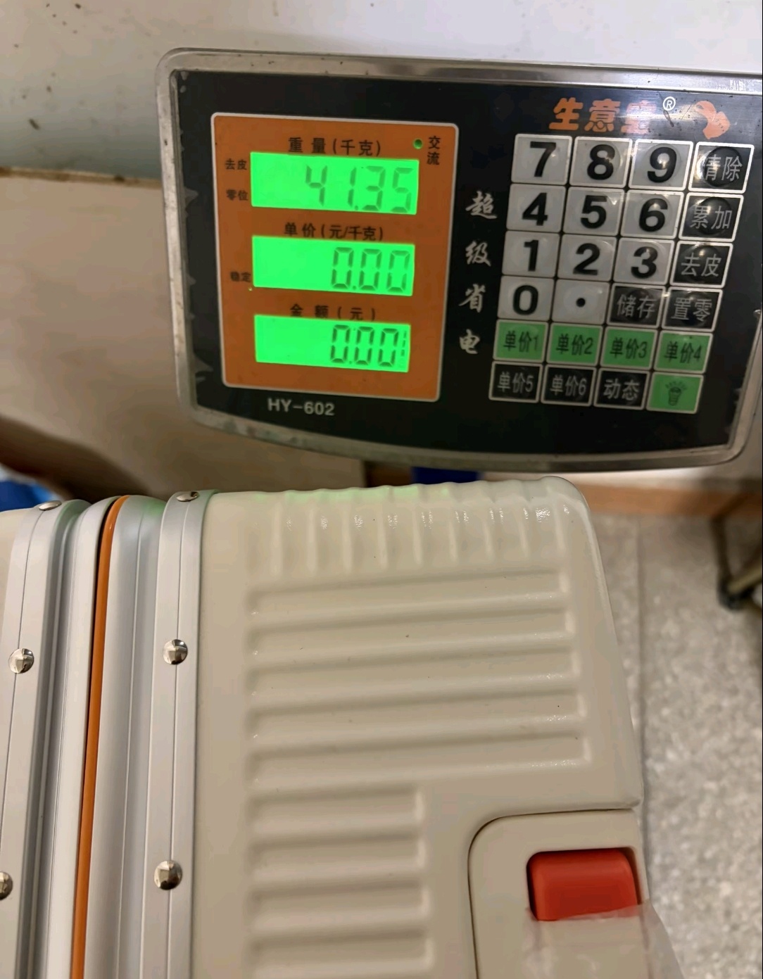 返校我有的是力气和手段41公斤的行李箱说拿就拿毕竟回到学校以后花的就是生活费了寒