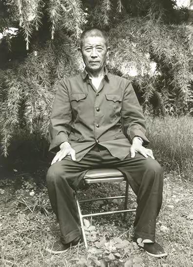 1937年12月，陈德贵趴在死尸堆中，由于脚太冷，动了一下，谁知，恰好被一个日本