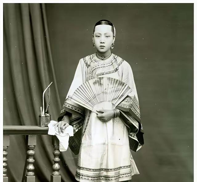 1915年，秋意渐浓，袁世凯正满头大汗地，将自己臃肿的身体塞进龙袍，大姨太满脸嘲